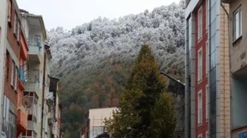 Akkuş&rsquo;a Yılın Ilk Karı Yağdı