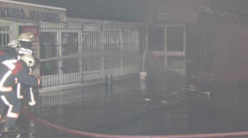 Kendisini d&uuml;kkana kapatıp ateşe verdi