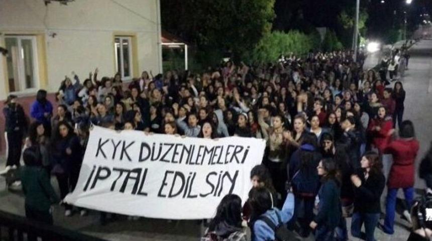 Bornova Kız Yurdunda Eylemler S&uuml;r&uuml;yor