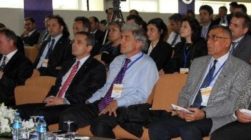 Akademisyenlerden Arü’deki Uluslararası Sempozyuma Tam Not