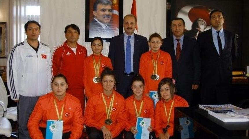 Şampiyonlardan Başkan Akgül’e Ziyaret