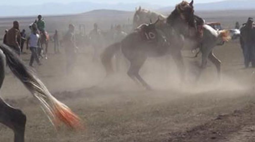 Cirit oyununda atların kavgası