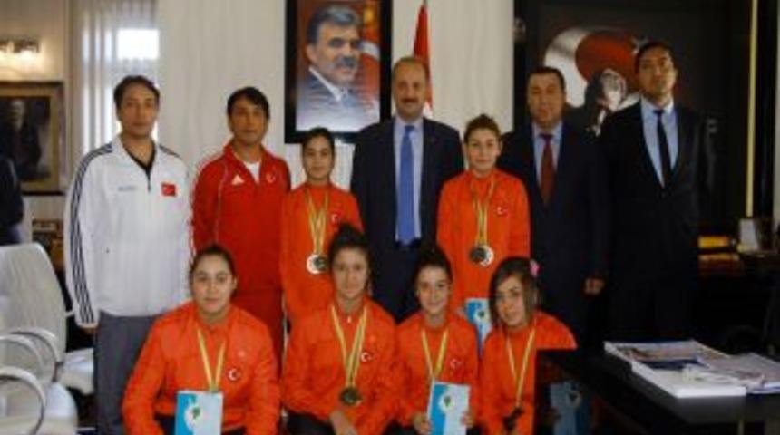 Mamaklı Şampiyon Sporcular Akg&uuml;l&rsquo;&uuml; Ziyaret Etti