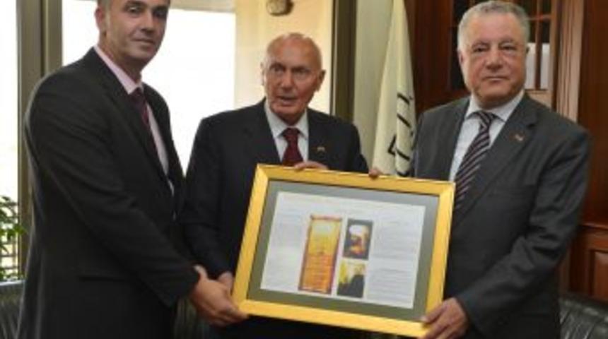 Bosna-Hersek'ten Fatih'in Ahdnamesini Getirdiler