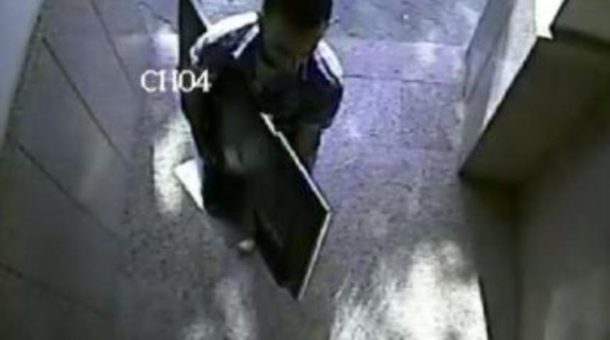 LCD Hırsızları G&uuml;venlik Kamerasında