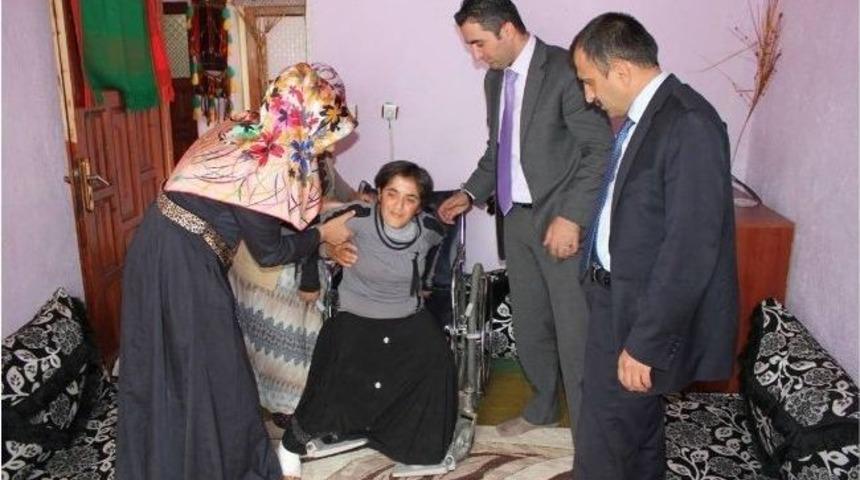 Aile Ve Sosyal Politikalar İl M&uuml;d&uuml;rl&uuml;ğ&uuml; G&ouml;n&uuml;l El&ccedil;isi Timur&rsquo;dan &Ouml;rnek Davranış