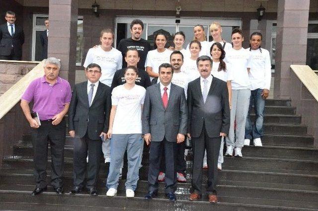 Vali D&uuml;zg&uuml;n Orduspor Bayan Basketbol Takımını Kabul Etti 1