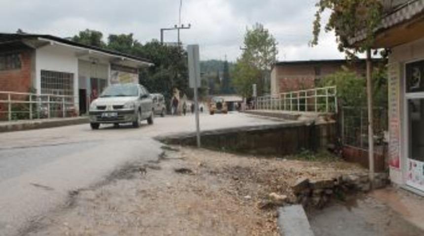 &Uuml;&ccedil; Okul Ve &Uuml;&ccedil; K&ouml;y&uuml;n Kullandığı K&ouml;pr&uuml;n&uuml;n Yarısı U&ccedil;uruma &Ccedil;ıkıyor