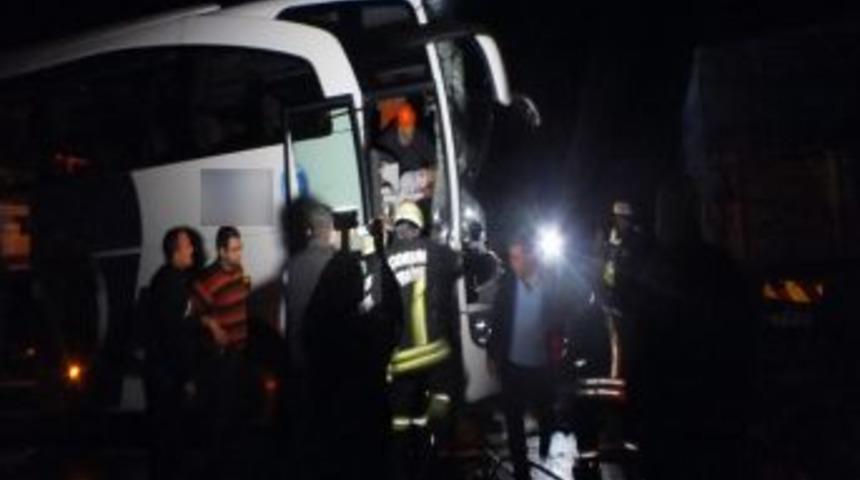 &Ccedil;orum'da Yolcu Otob&uuml;s&uuml; Kamyona &Ccedil;arptı: 11 Yaralı