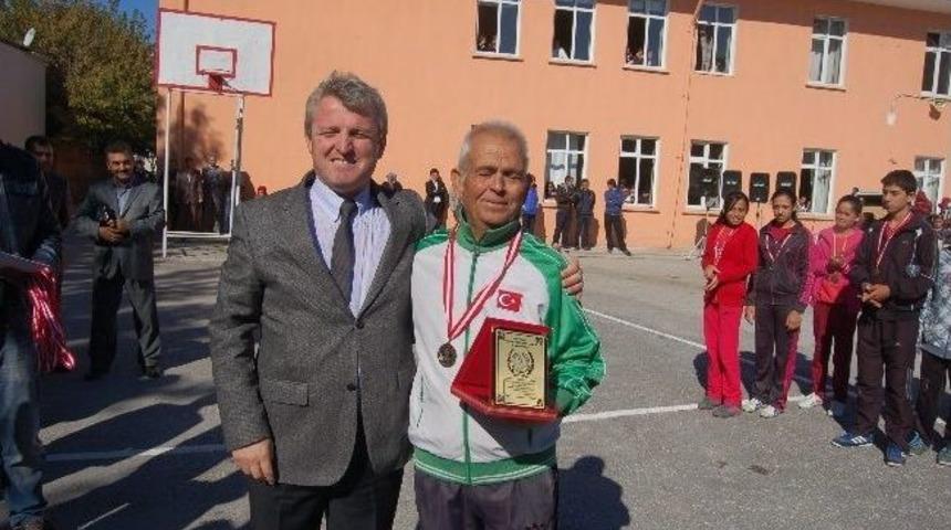 73 Yaşındaki Balkan Şampiyonuna Onur Plaketi