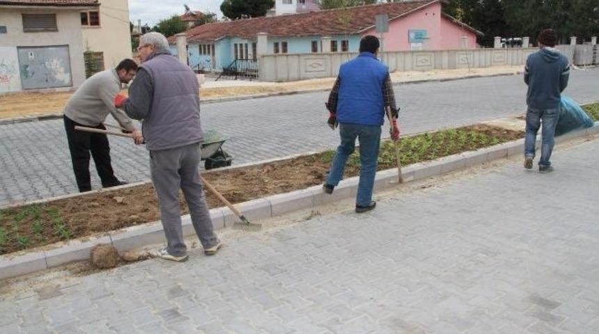 Kula'da Şehitler Caddesi Çiçeklendiriliyor