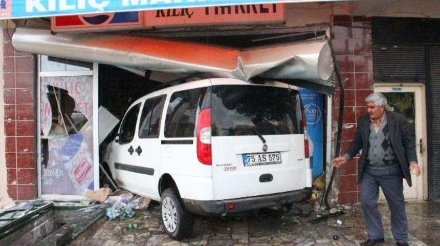 Yoldan &Ccedil;ıkan Ara&ccedil; İşyerine Daldı