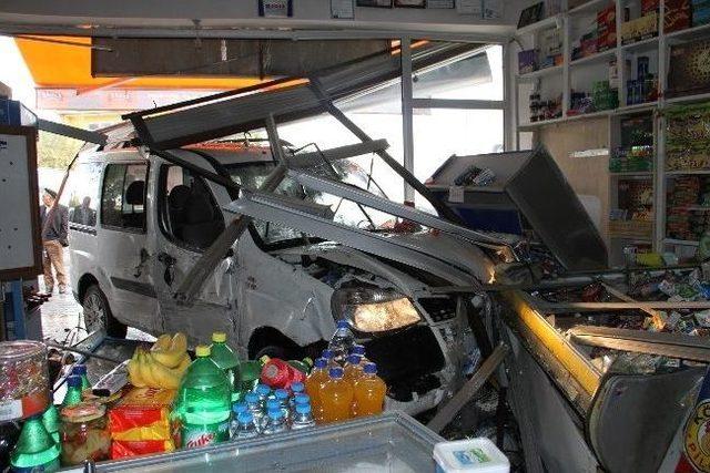 Yoldan &Ccedil;ıkan Ara&ccedil; İşyerine Daldı 1