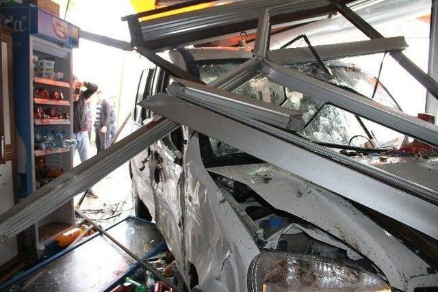 Yoldan &Ccedil;ıkan Ara&ccedil; İşyerine Daldı 2