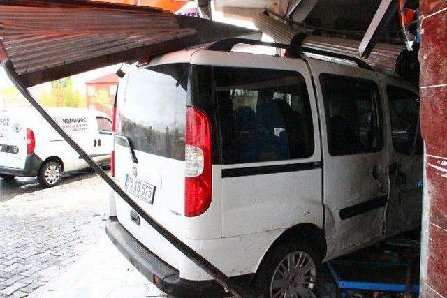 Yoldan &Ccedil;ıkan Ara&ccedil; İşyerine Daldı 3