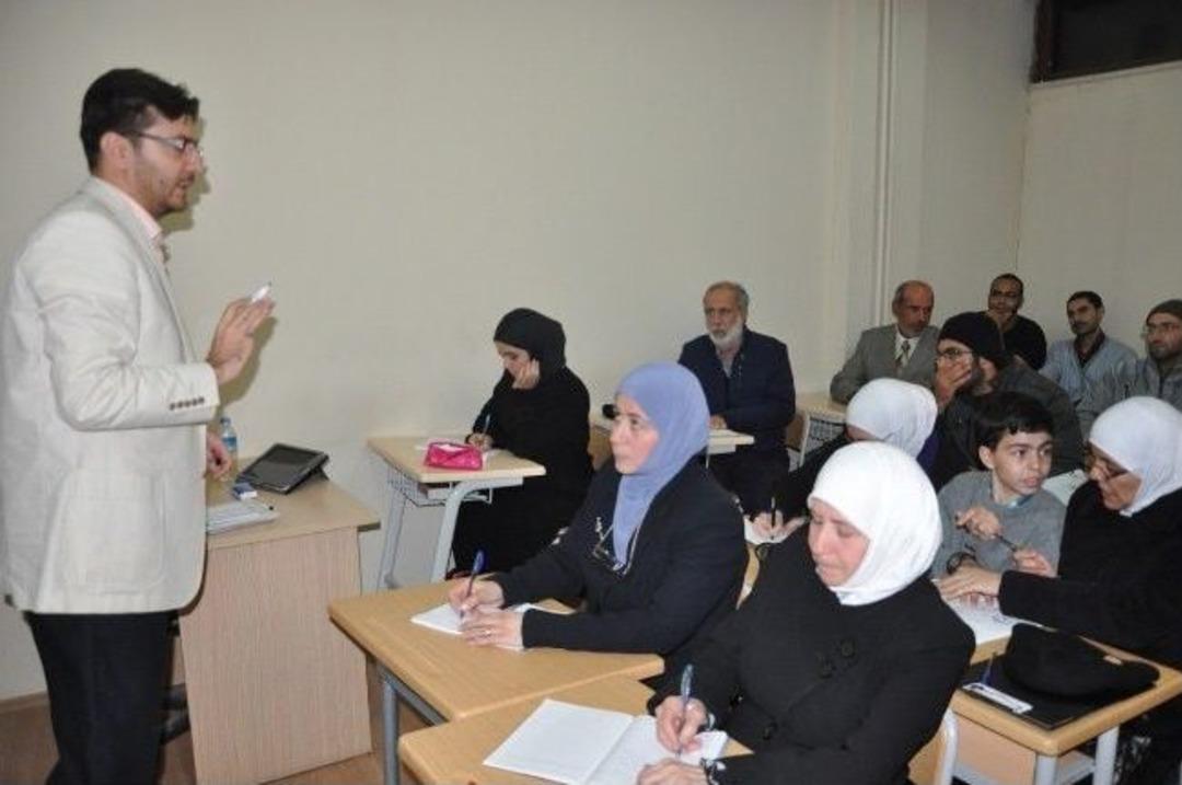 Suriyeli M&uuml;ltecilere T&uuml;rk&ccedil;e Dersi