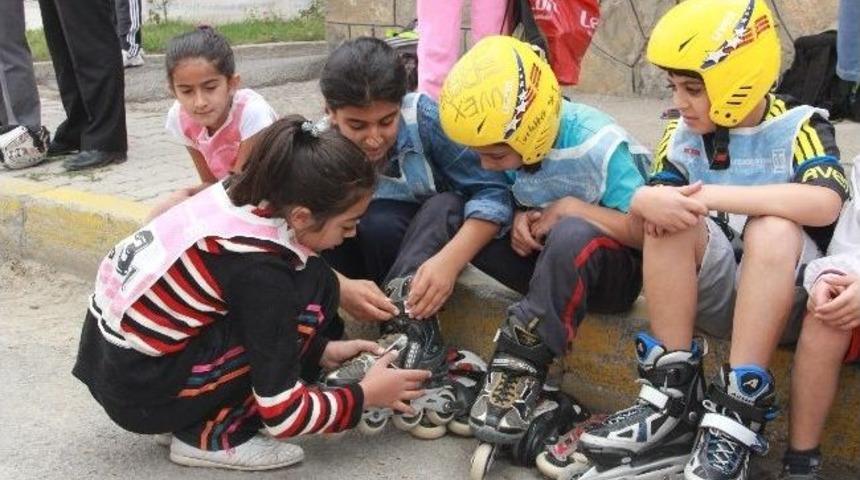 Hakkari&rsquo;de İlk Defa Paten Yarışması D&uuml;zenlendi