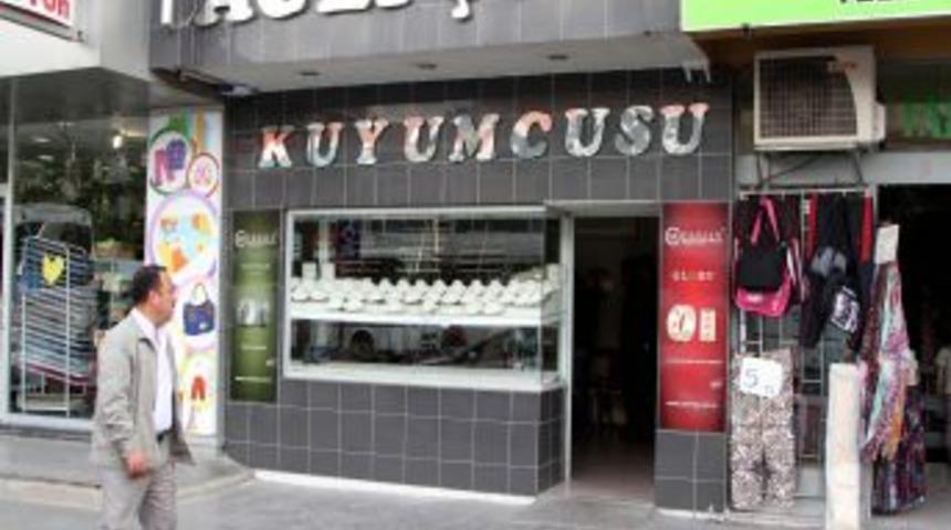 &Ccedil;ocuk Hırsızların Kuyumcuyu Soyma Girişimi Cama Takıldı