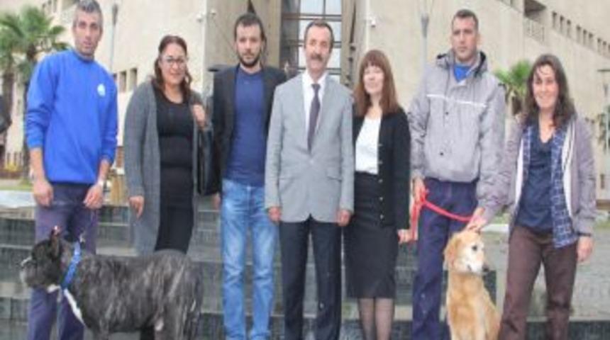 Baro Başkanı Ve Avukatlar, K&ouml;peklerle Birlikte Adliye &Ouml;n&uuml;nde A&ccedil;ıklama Yaptı
