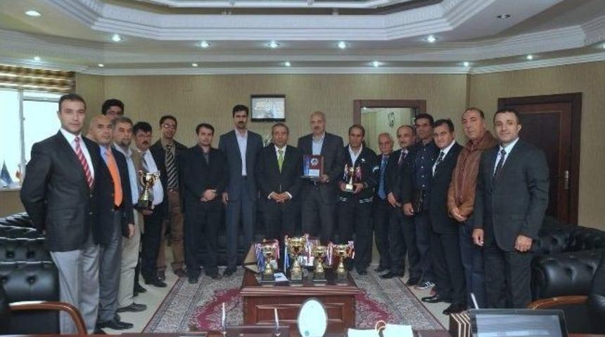Yy&uuml; Ve Tebriz &Uuml;niversitesi Sporcuları Kupalarını Rekt&ouml;r Prof. Dr. Battal&rsquo;a Takdim Etti
