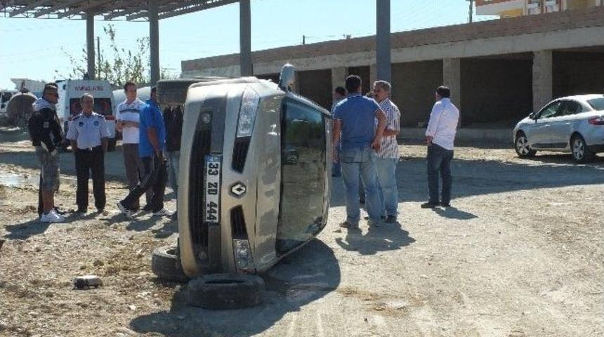 Otomobil Minib&uuml;s Durağına Girdi