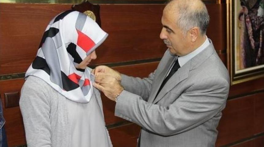 Vali Karahan'dan Başarılı &Ouml;ğrencilere Altın