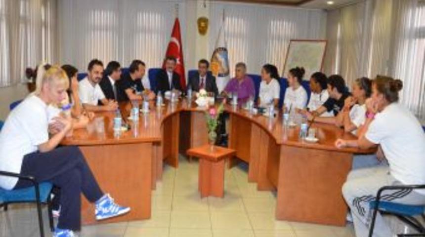 Vali D&uuml;zg&uuml;n, Orduspor Bayan Basketbol Takımını Kabul Etti