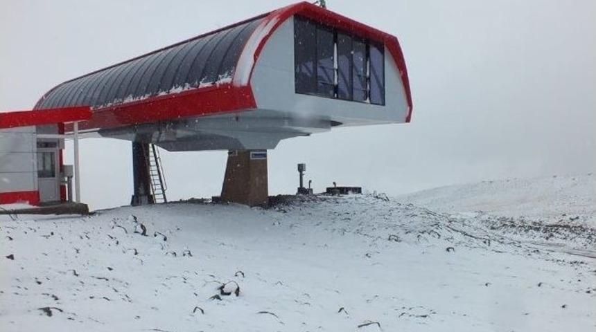 Erciyes&rsquo;e Kar Yağışı Aralıklarla Devam Ediyor