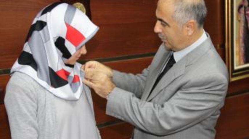 Vali Karahan Dereceye Giren &Ouml;ğrencileri &Ouml;d&uuml;llendirdi