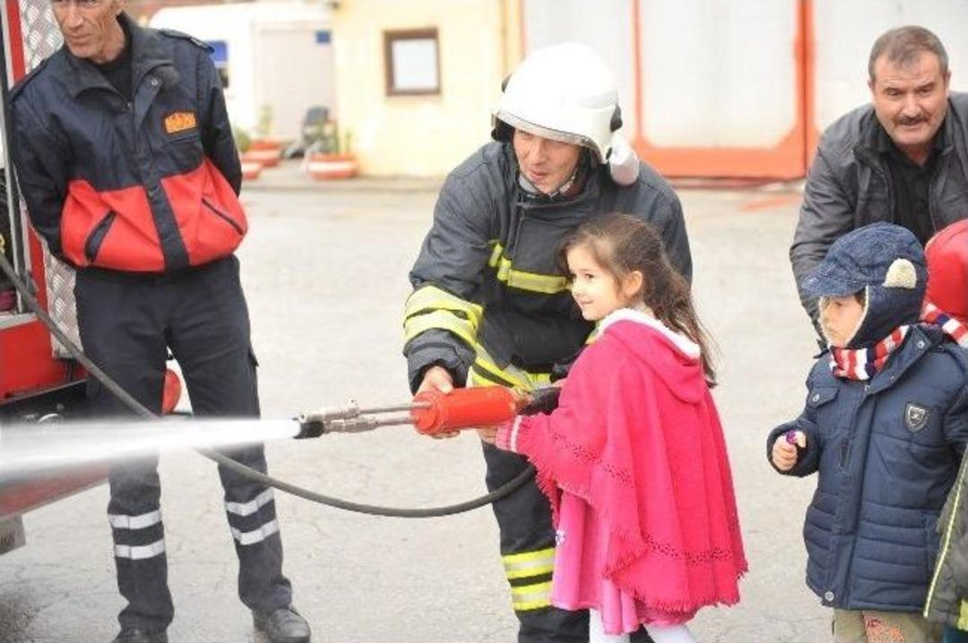 Ana Sınıfı &Ouml;ğrencileri İtfaiyeyi Ziyaret Etti