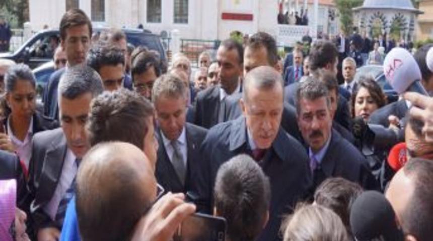 Başbakan Erdoğan, Cuma Namazı &Ccedil;ıkışı &Ccedil;ocuklarla Sohbet Etti