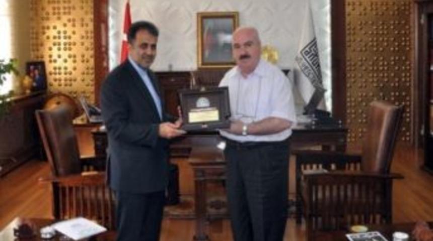 D-8 Genel Sekreteri Musavi, Ma&uuml; Rekt&ouml;r&uuml; Omay'ı Ziyaret Etti