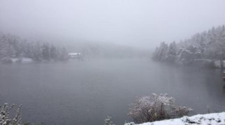 G&ouml;lc&uuml;k Tabiat Parkı'na Mevsimin Ilk Karı Yağdı