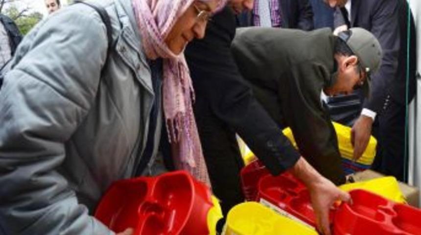 Konya&rsquo;da Sokak Hayvanları I&ccedil;in Mama Kabı Dağıtıldı