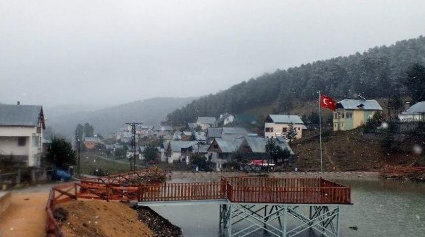 Eğri&ccedil;imen Yaylası&rsquo;na Mevsimin İlk Karı Yağdı