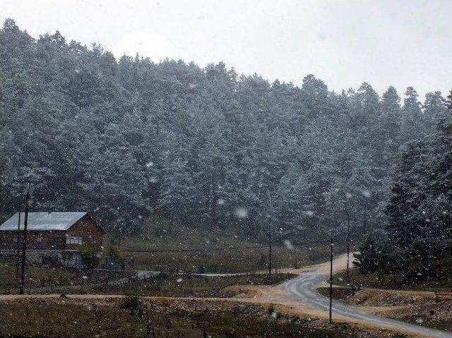 Eğriçimen Yaylası’na Mevsimin İlk Karı Yağdı