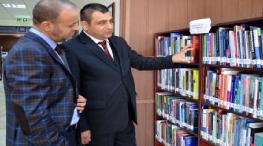 &Ccedil;AGİAD'dan &Ccedil;OM&Uuml; K&uuml;t&uuml;phanesi'ne Kitap Bağışı