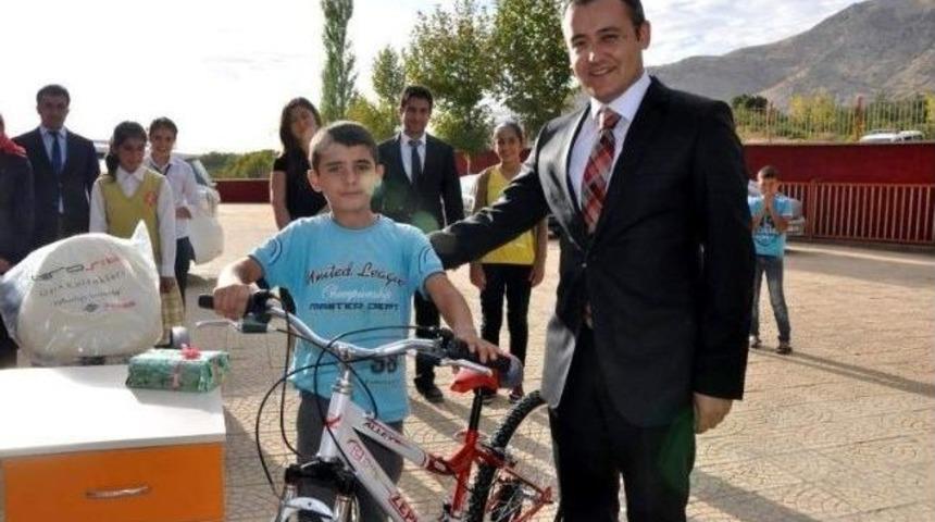 Okuma Yarışmasında Dereceye Giren &Ouml;ğrenciler &Ouml;d&uuml;llendirildi