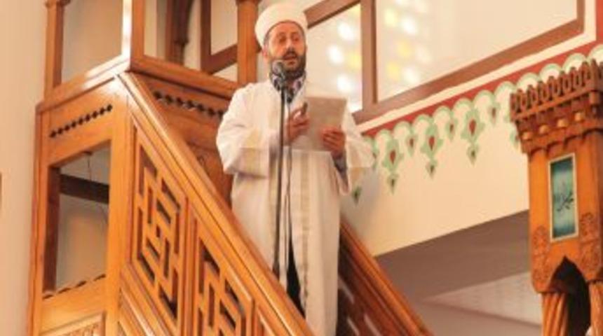 İmamlar, Cuma Hutbesini Tabletten Okudu