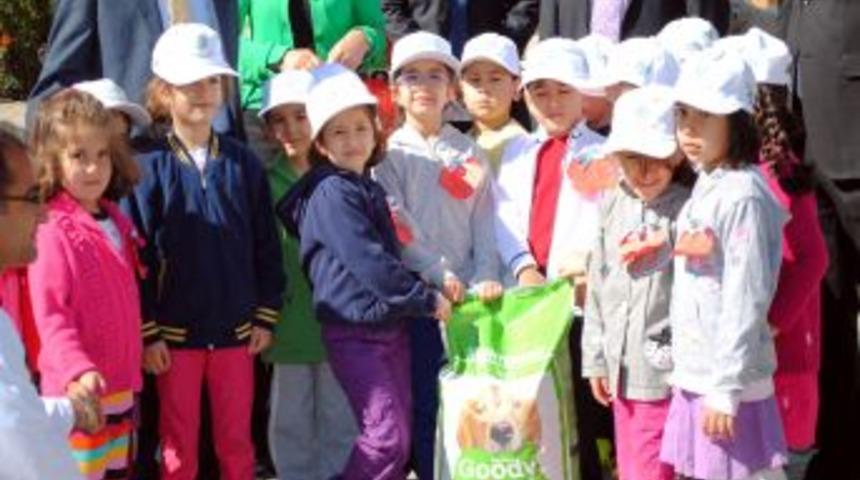 Har&ccedil;lıklarıyla K&ouml;peklere Mama Aldılar