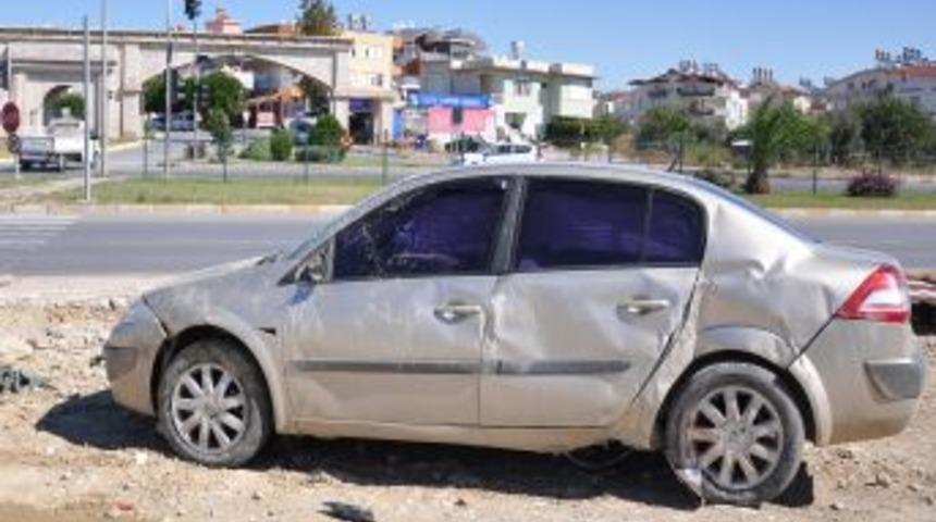 Savrulan Otomobil Yayalara &Ccedil;arptı