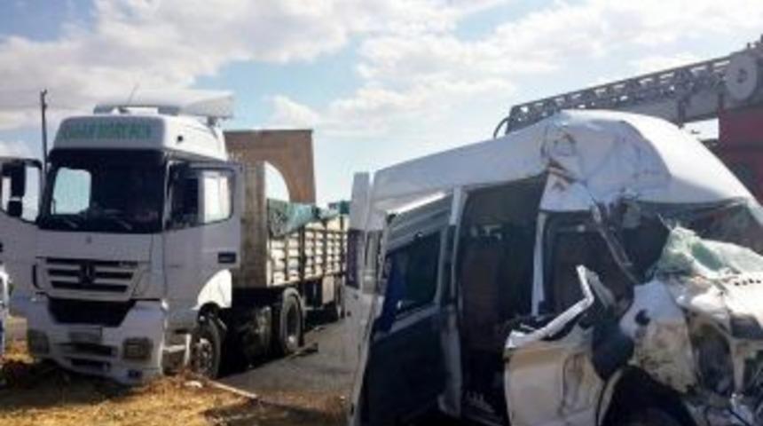 Minib&uuml;s TIR&rsquo;a &Ccedil;arptı: 2&rsquo;si Ağır 9 Yaralı