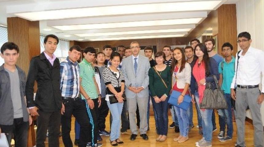 Rekt&ouml;r G&uuml;ven&ccedil;&rsquo;e Uluslararası &Ouml;ğrencilerden Ziyaret