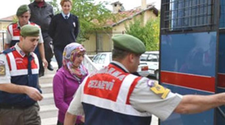 &Ouml;ld&uuml;r&uuml;p başını kesti