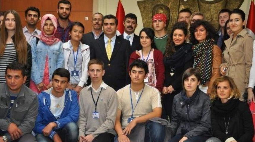Avrupalı &Ouml;ğrenciler, Vali D&uuml;zg&uuml;n'&uuml; Ziyaret Etti