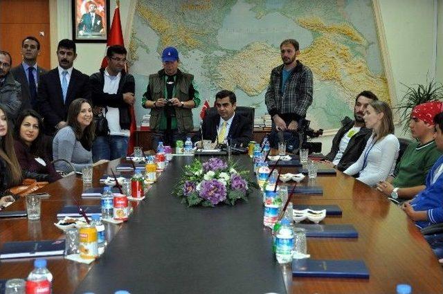 Avrupalı &Ouml;ğrenciler, Vali D&uuml;zg&uuml;n &uuml; Ziyaret Etti 1