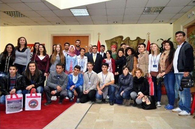 Avrupalı &Ouml;ğrenciler, Vali D&uuml;zg&uuml;n &uuml; Ziyaret Etti 3