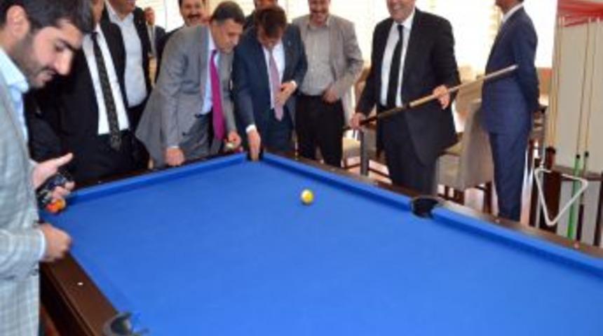 AK Parti Grup Başkanvekili &Uuml;nal Langırt Oynayıp Stress Attı