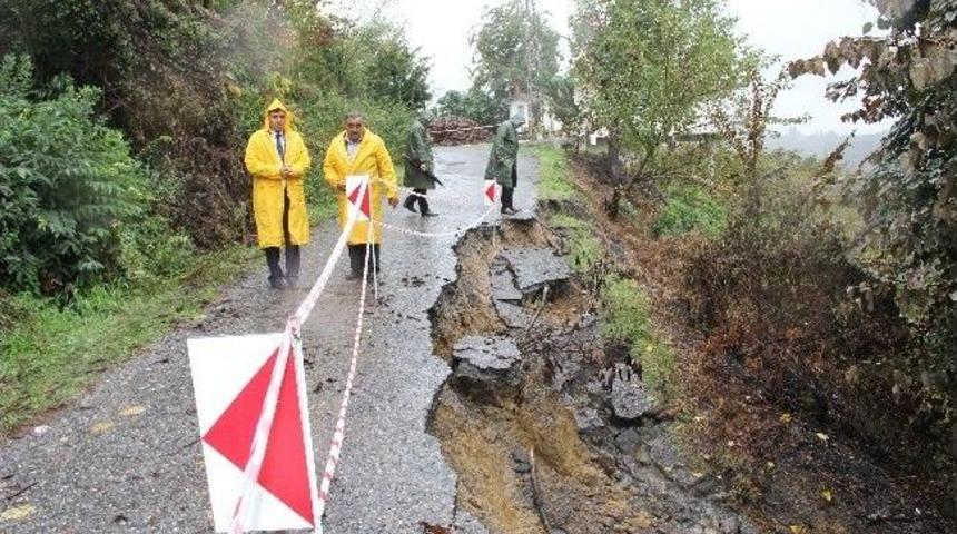 Sağanak Yağış K&ouml;y Yollarında Heyelana Neden Oldu