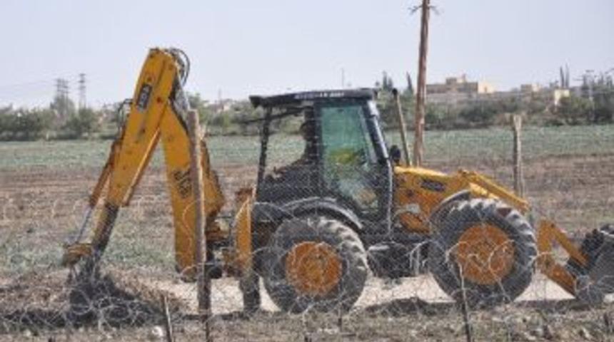 Nusaybin Sınırına İstinat Duvarı &Ouml;r&uuml;l&uuml;yor